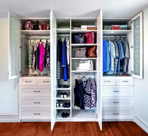 Lemari pakaian dengan rak vertikal yang memanfaatkan ruang tinggi